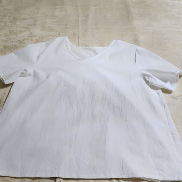 n/a Tops - Women's Short Sleeve Round Neck Tee in White
